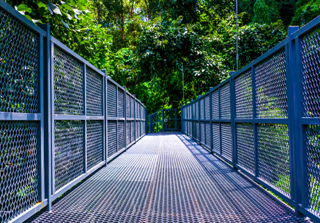 Assemblage de passerelle en métal près de Valenciennes